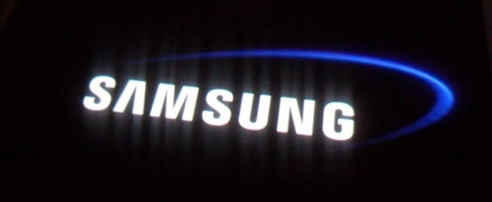 Samsung'tan Sıradışı Bir Kavisli Telefon Modeli Geliyor